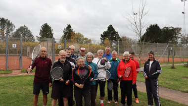 Seniorerne i HOG Tennis stiller op til et fællesbillede.
