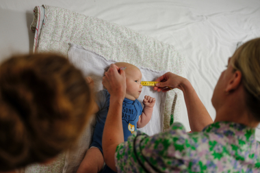Sundhedsplejerske måler babys hoved