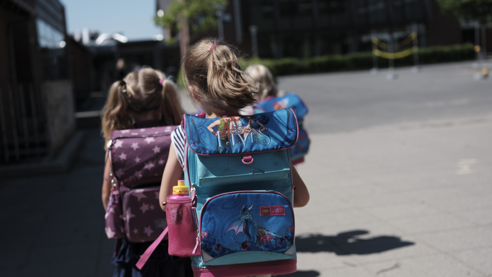 Børn med skoletasker